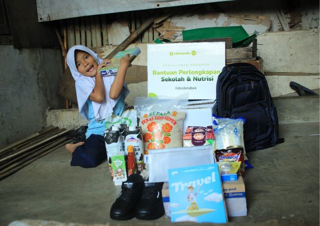  IZI & Zakatpedia Berikan Bantuan Perlengkapan Sekolah & Paket Nutrisi untuk Aqila yang Tinggal Di Gubuk Bantaran Rel Kereta