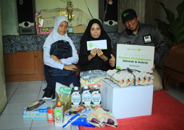  IZI & Zakatpedia Berikan Paket Perlengkapan Sekolah & Paket Nutrisi untuk Keluarga Johana