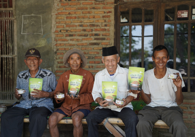  Ringankan Beban Warga Cabangbungin, IZI & Zakatpedia Salurkan Beras Dan Daging Olahan