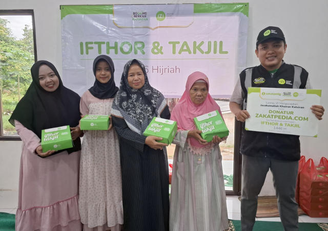 Jamaah Majelis Taklim Yayasan Akhyar Tsabit Bahagia Terima Paket Ifthar dan Takjil Dari IZI dan Donatur Zakatpedia
