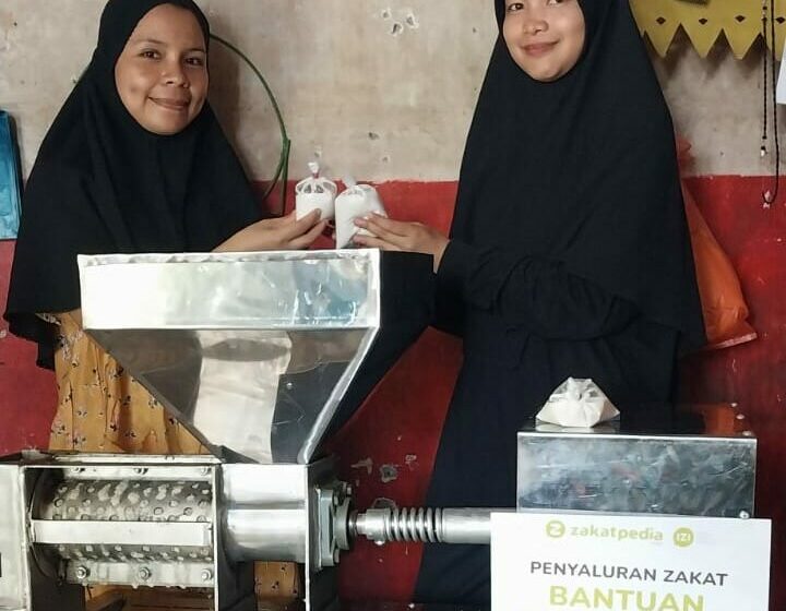  Dorong Usaha Produk Kelapa Lokal, IZI Sinergi Zakatpedia Berikan Bantuan Modal untuk Rizki