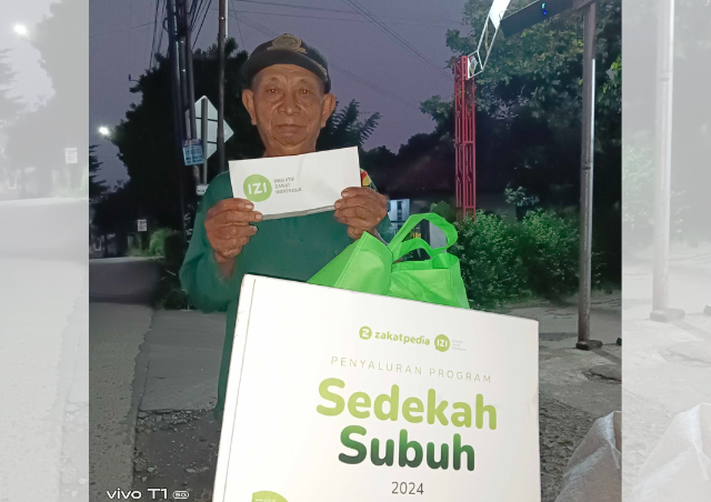  IZI & Zakatpedia Salurkan Sedekah Subuh Kepada Selamet Tohari, Sang Pejuang Subuh